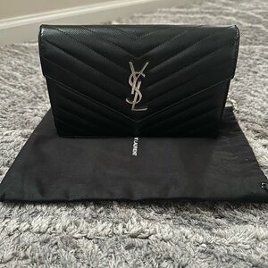 YSL CASSANDRE ENVELOPE CHAIN WALLET IN GRAIN DE POUDRE
LEATHER